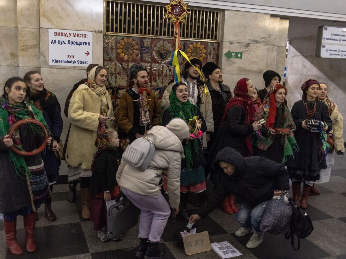 Foto: Villancicos en el metro de Kiev. (EFE/Roman Pilipey)
