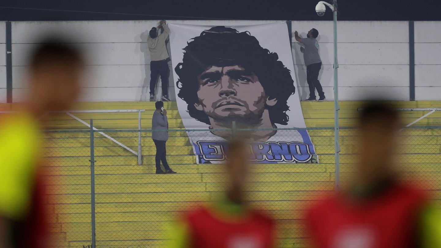 Una pancarta con la cara de Maradona en un partido de Copa Sudamericana. (EFE)