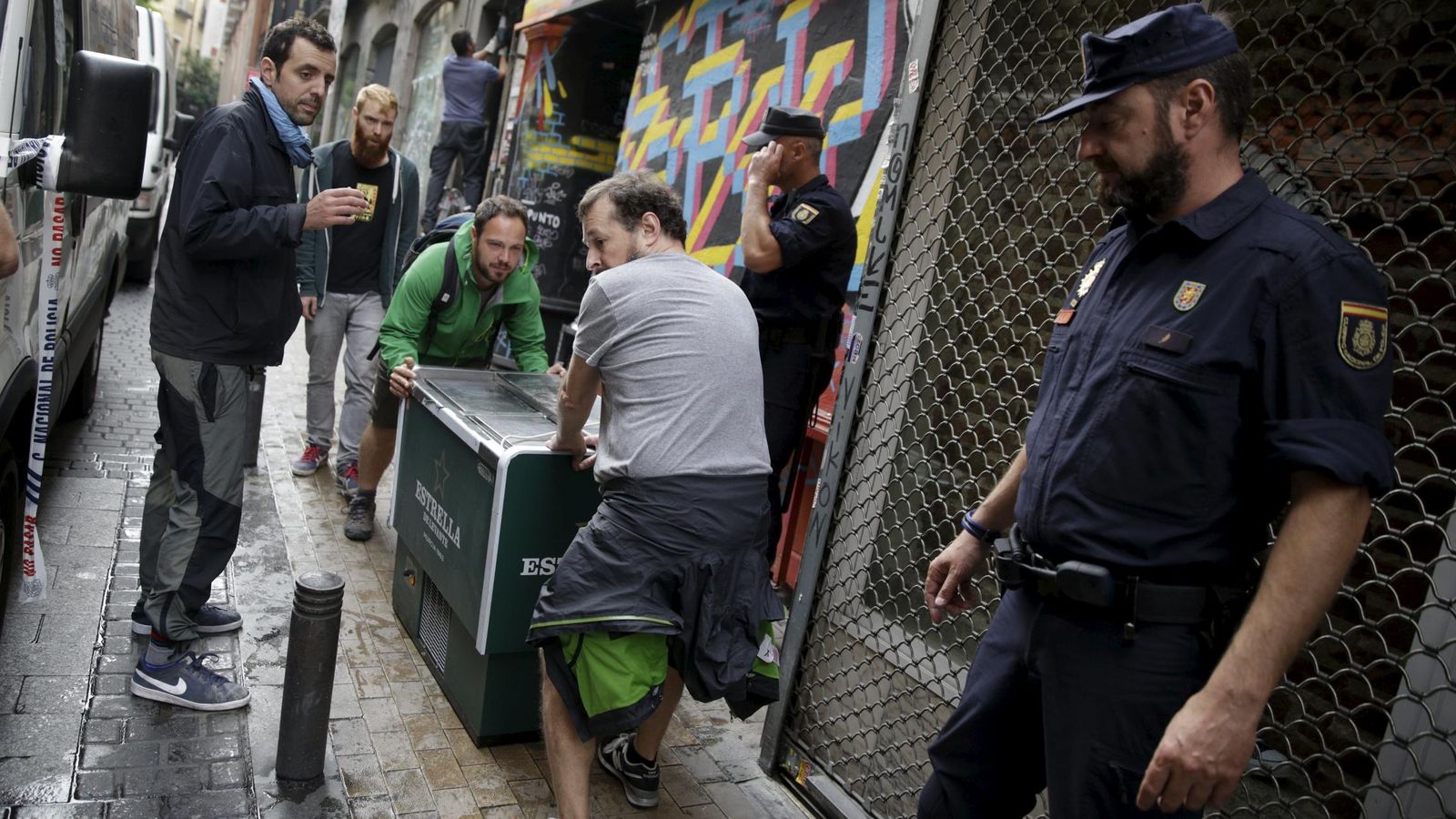 Foto: Desalojo de la última sede del colectivo Patio Maravillas. (Reuters)