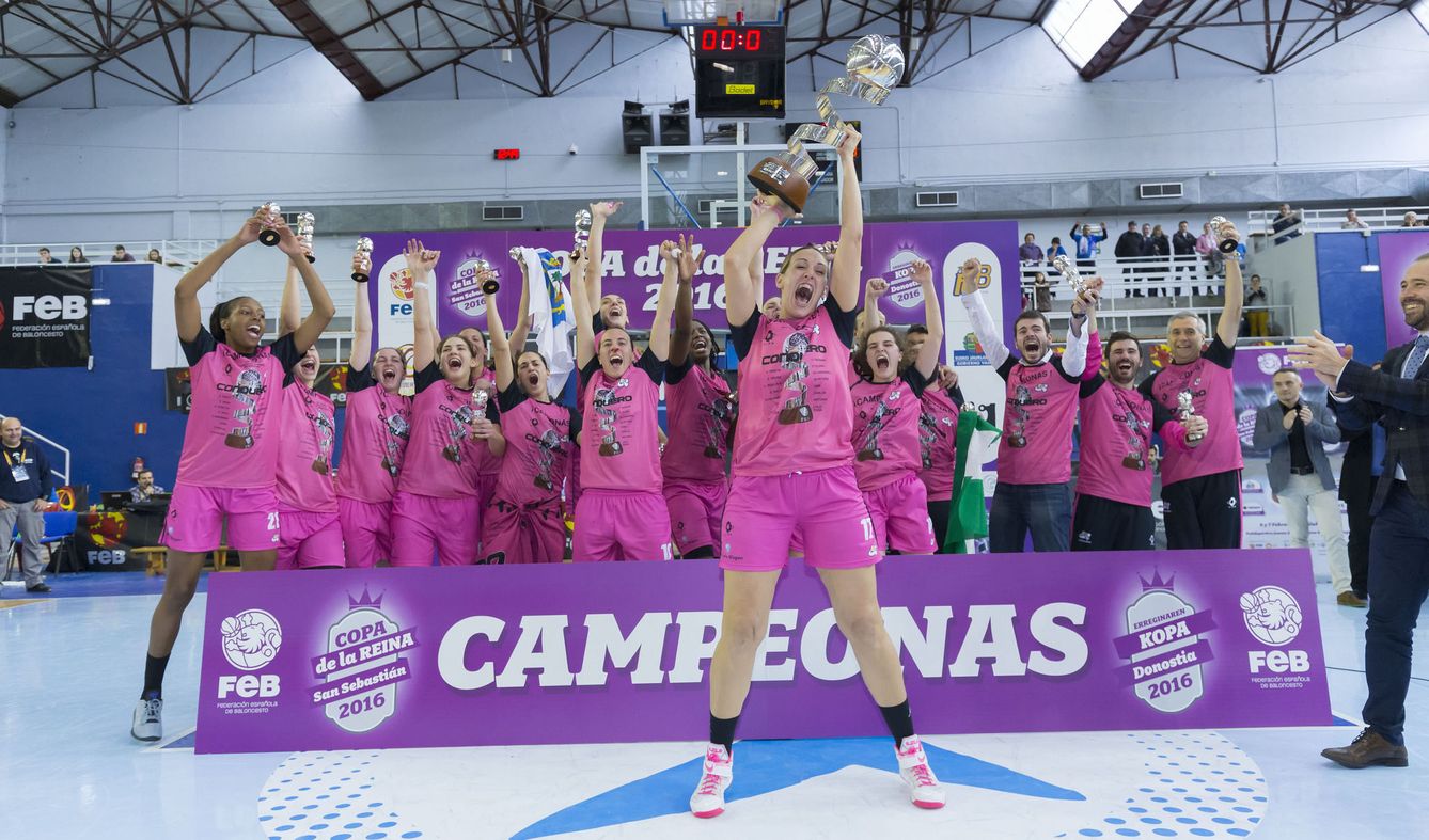 Foto: El CB Conquero recoge el título de campeón de la Copa de la Reina (Foto: FEB)