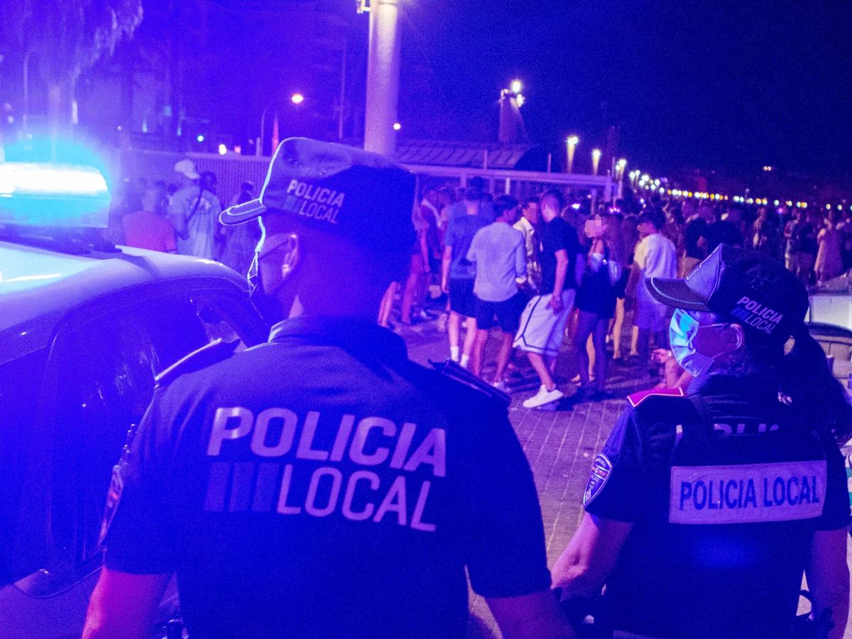 Foto: La policía desaloja un botellón en Palma de Mallorca. (EFE)