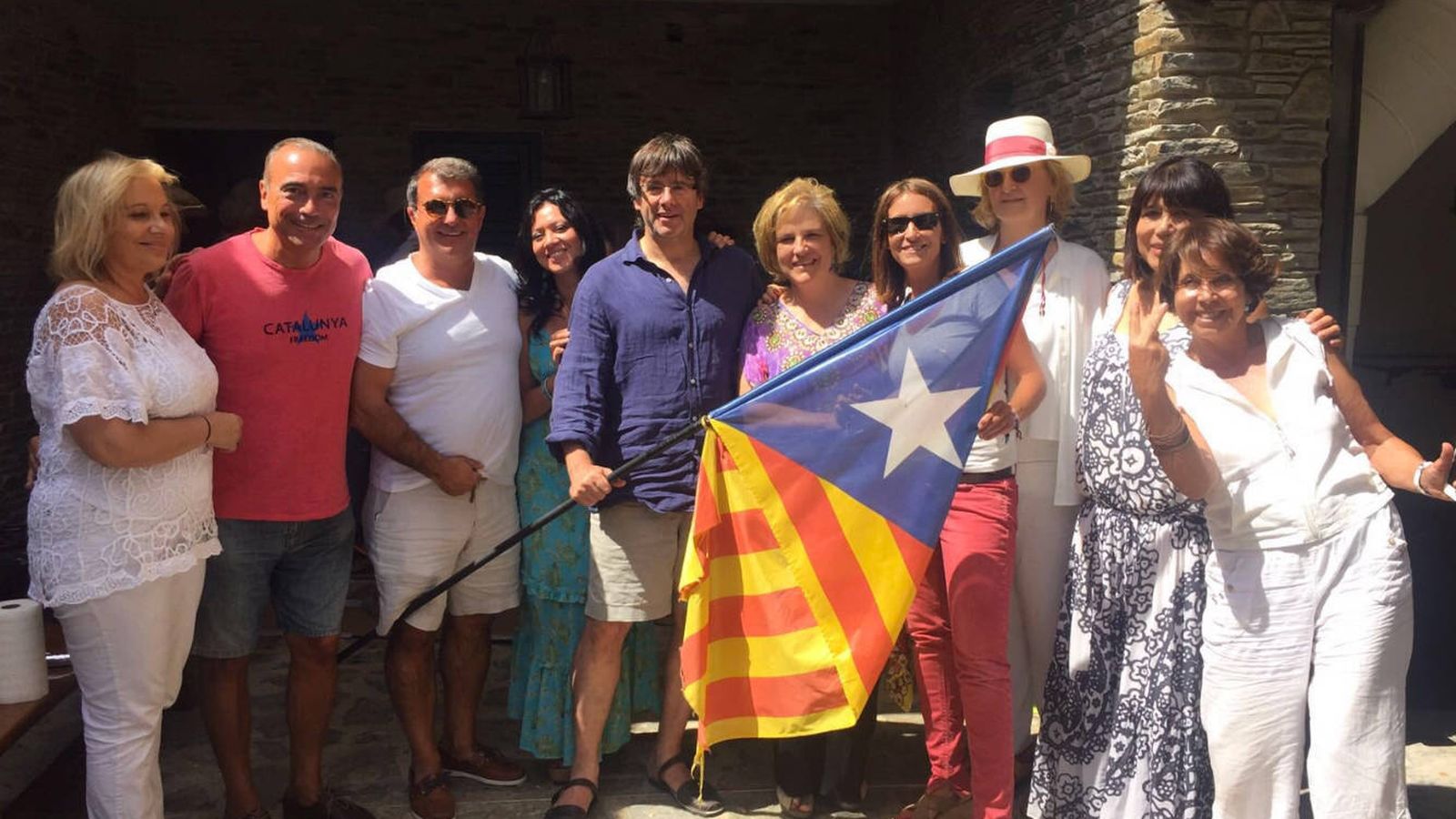 Foto: Carles Puigdemont junto a Rahola y Joan Laporta sosteniendo la estelada. (Twitter Pilar Rahola)