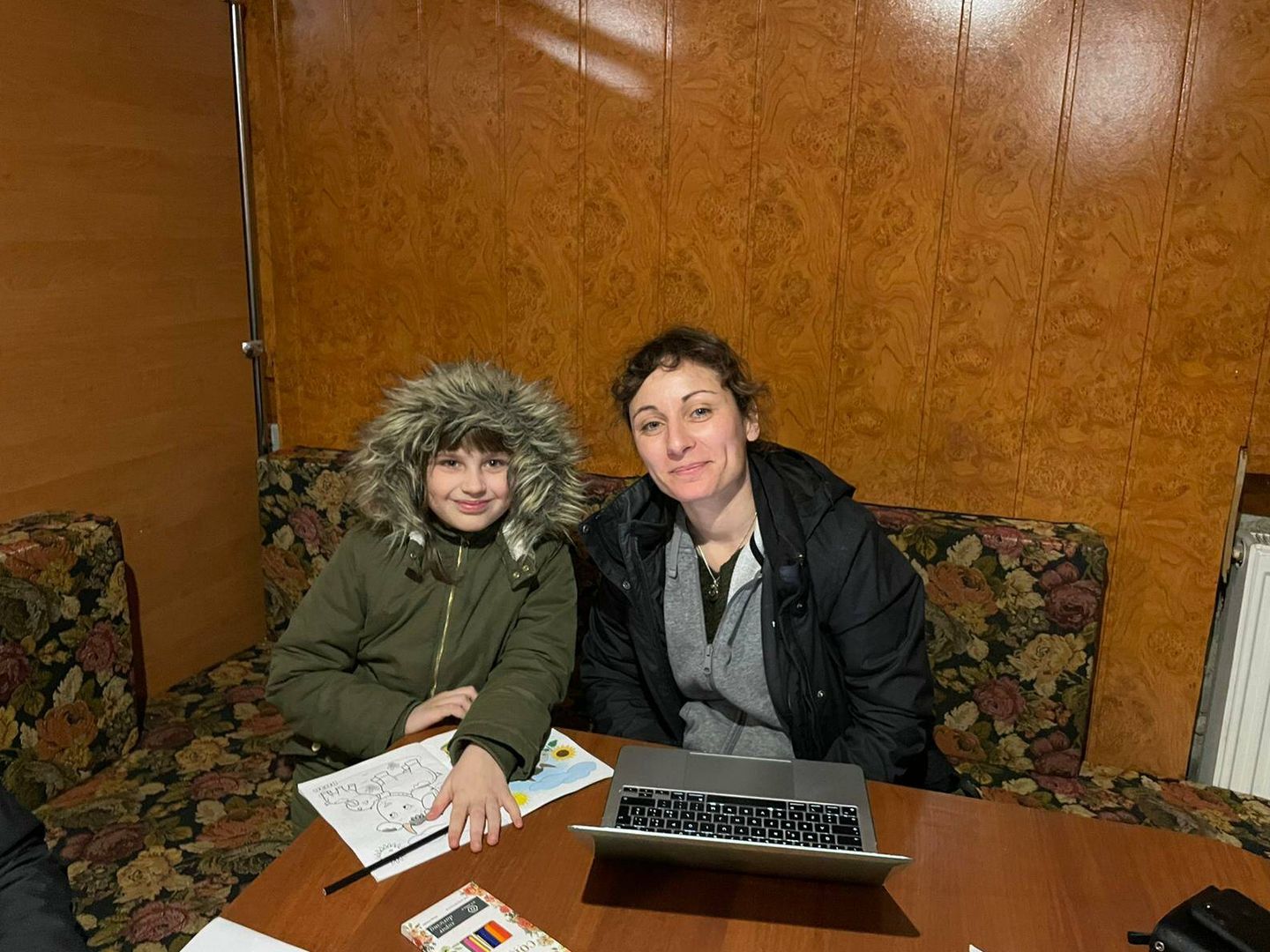 Irene Savio, con una niña ucraniana y su ordenador. 