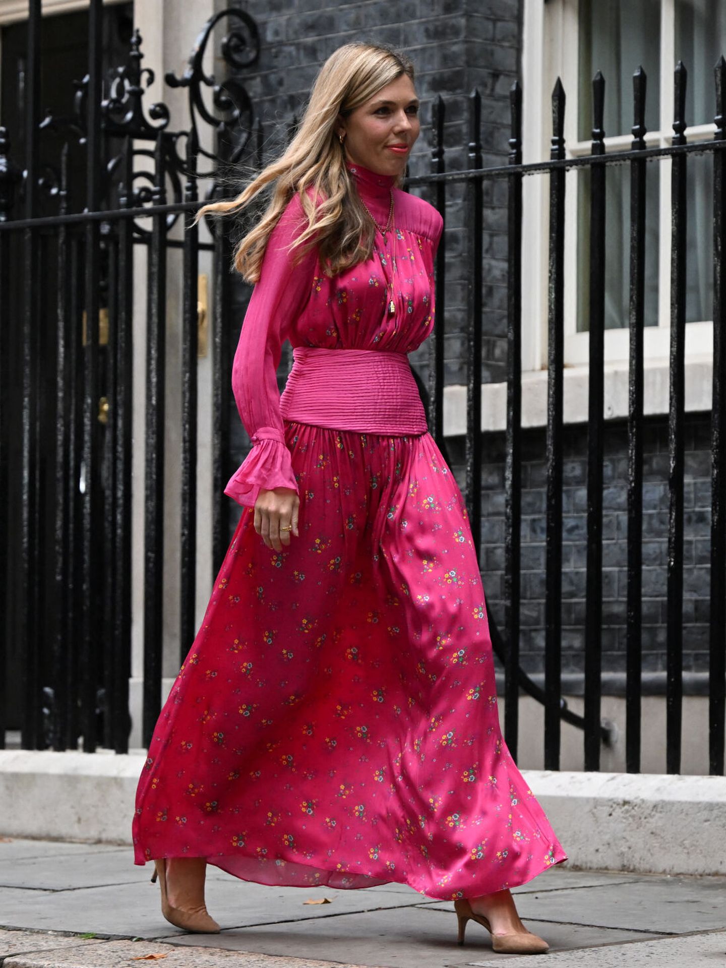 Carrie Johnson, enfundada en un vestido fucsia para despedirse de Downing Street.  (Reuters)
