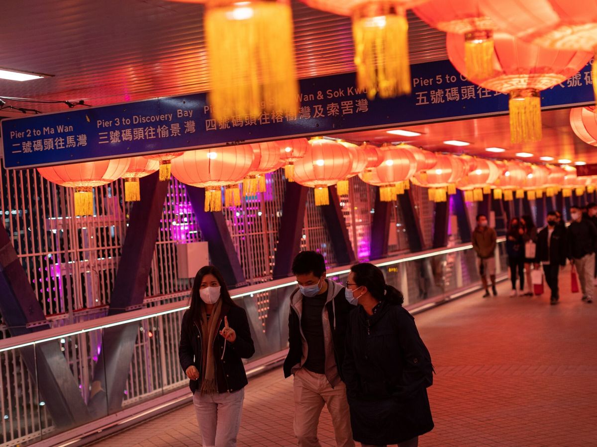 Foto: Gente paseando por una calle de Hong Kong. (EFE/ Jerome Favre)