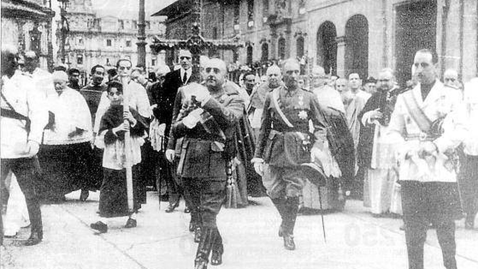 Foto: Franco entra en la Catedral de Oviedo con la Cruz de la Victoria en septiembre de 1942.