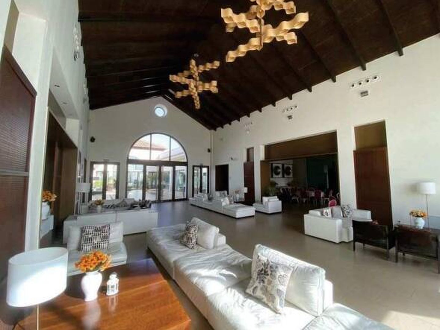 Interior del club social de la Urbanización El Valle Golf Resort.