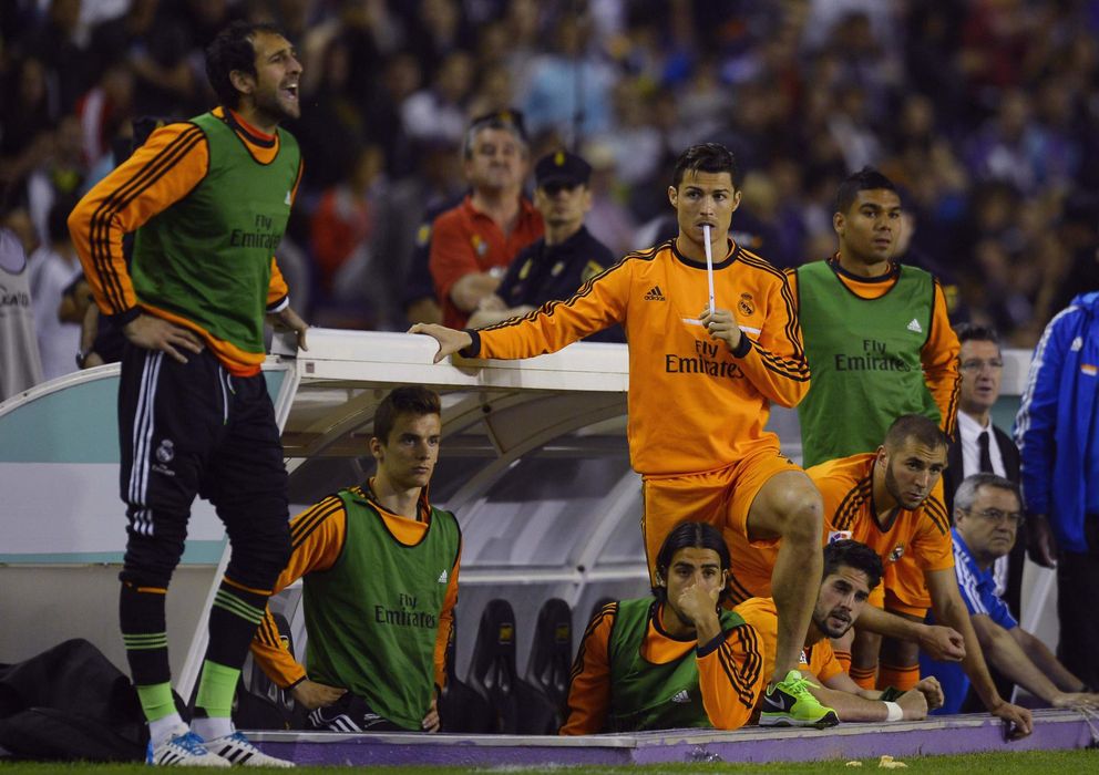 Foto: Los jugadores del Madrid, cariacontecidos tras ver cómo se aleja la Liga.