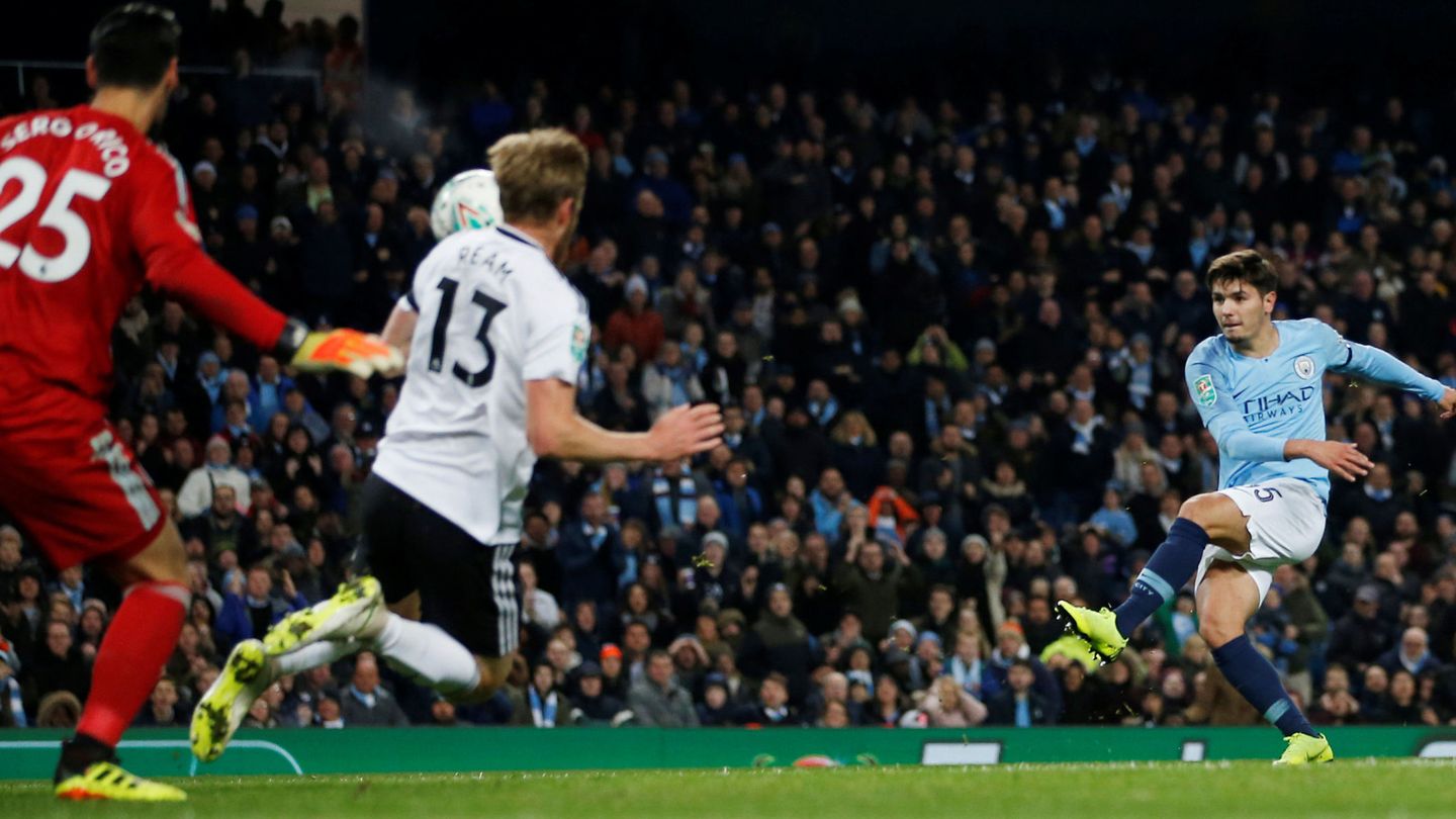 Brahim Díaz chutando ante el Fulham. (Reuters)
