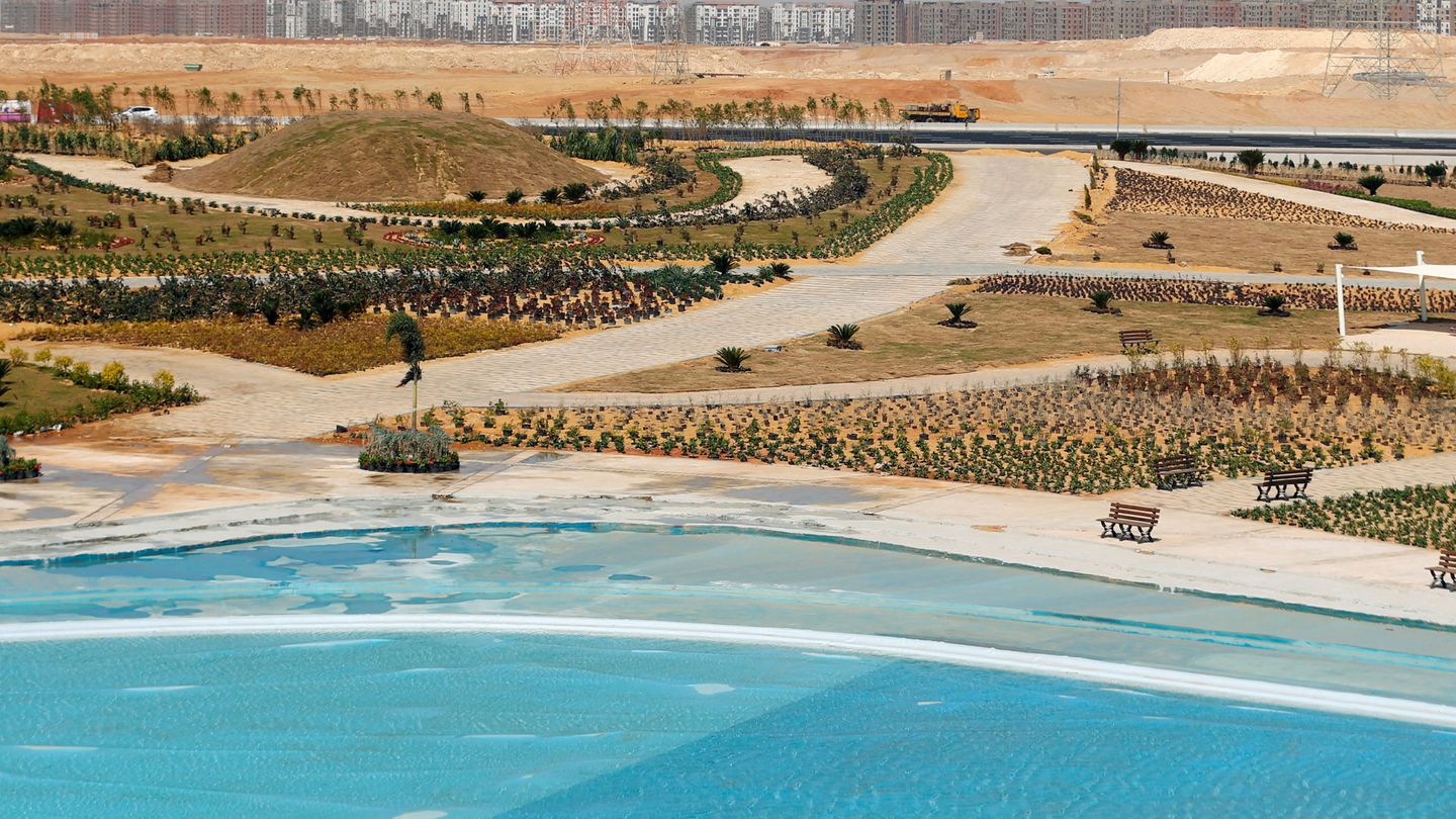Uno de los lagos artificiales construidos en la nueva urbe egipcia. (Reuters)