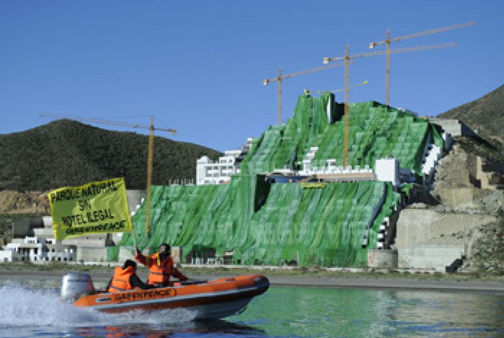 Foto: Greenpeace vuelve a asaltar El Algarrobico para denunciar sus irregularidades