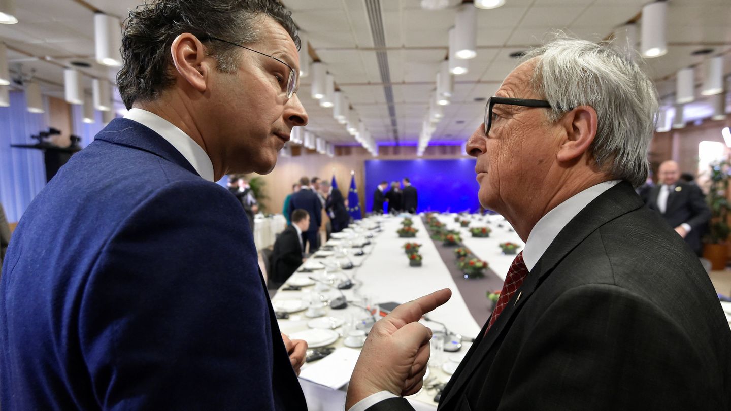 El presidente del Eurogupo Jeroen Dijsselbloem y el presidente de la Comisión Europea Jean-Claude Juncker, durante la cumbre de la UE hoy en Bruselas. (Reuters)