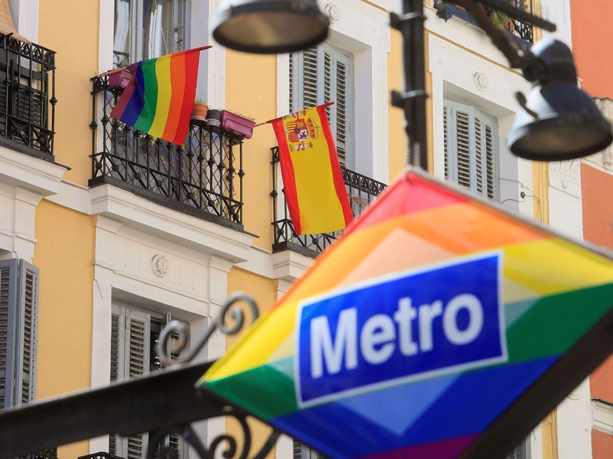Foto: Banderas arcoíris y española decoran un balcón de la madrileña plaza de Chueca. (Fernando Alvarado/EFE)