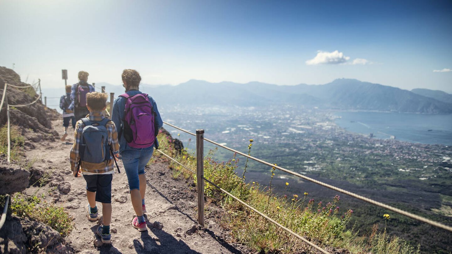 Ascender el volcán Vesubio es una de las excursiones más divertidas para los niños. (Foto: iStock)