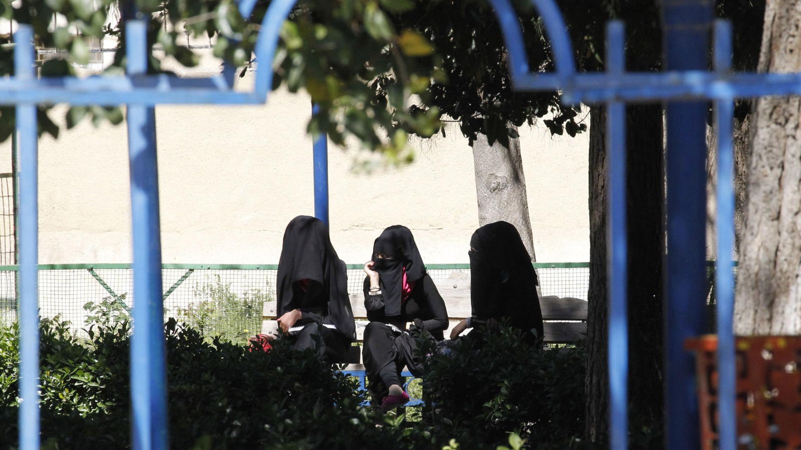 Foto: Mujeres cubiertas con el velo integral sentadas en un parque en Raqqa, la capital yihadista en Siria, en marzo de 2014 (Reuters)