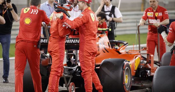 Foto: Vettel felicitando a Leclerc en Bahrein. (EFE)