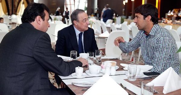 Foto: Raúl, con Florentino y José Ángel Sánchez, en Qatar. (Real Madrid - Helios de la Rubia)