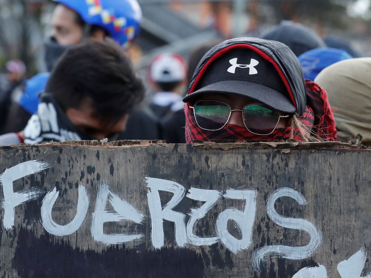 Foto: Manifestantes utilizan escudos improvisados durante una protesta contra el Gobierno de Iván Duque. (EFE)