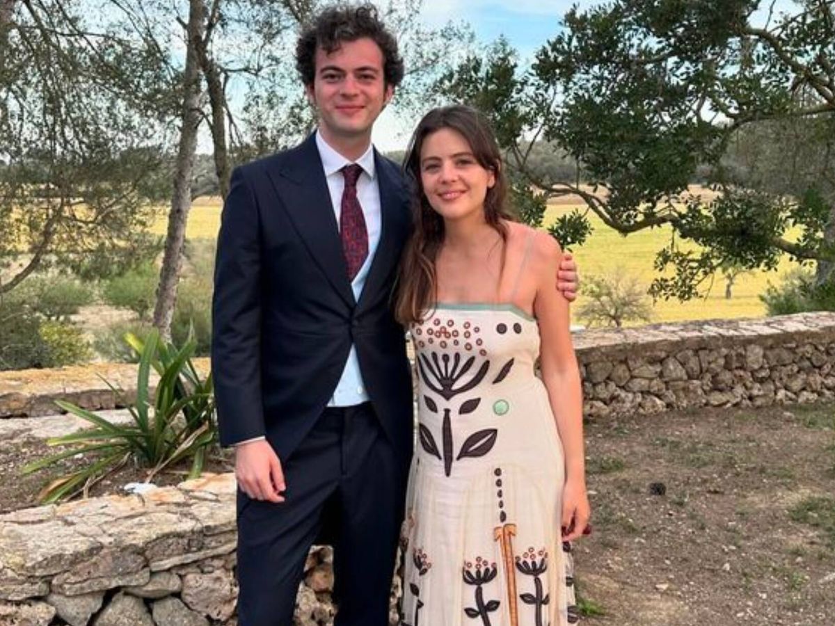 Foto: Santiago Isla e Isa Hernáez en una boda en Mallorca. (Instagram/@isahernaez)