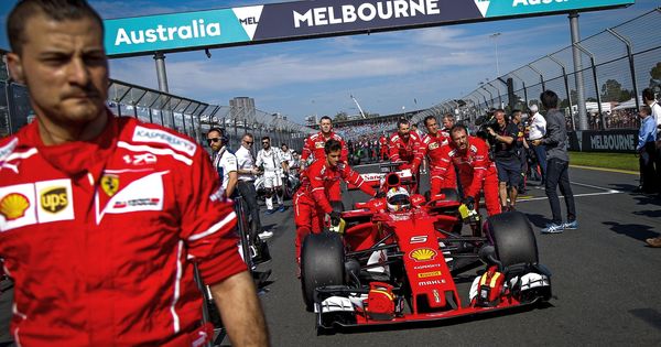 Foto: Sebastian Vettel siendo empujado para la salida del pasado GP de Australia.