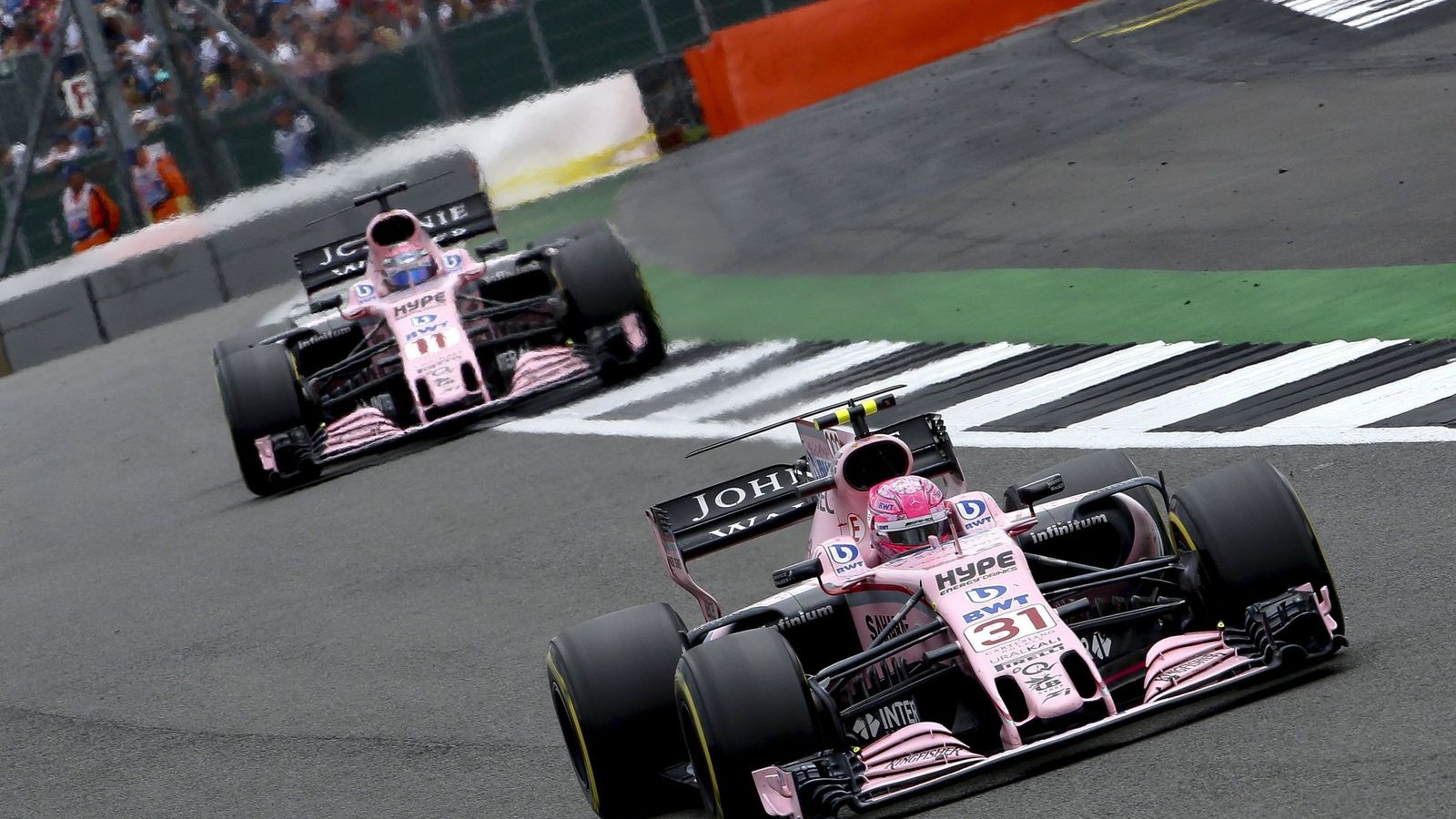 Foto: Force India durante la carrera en Silverston. (EFE)