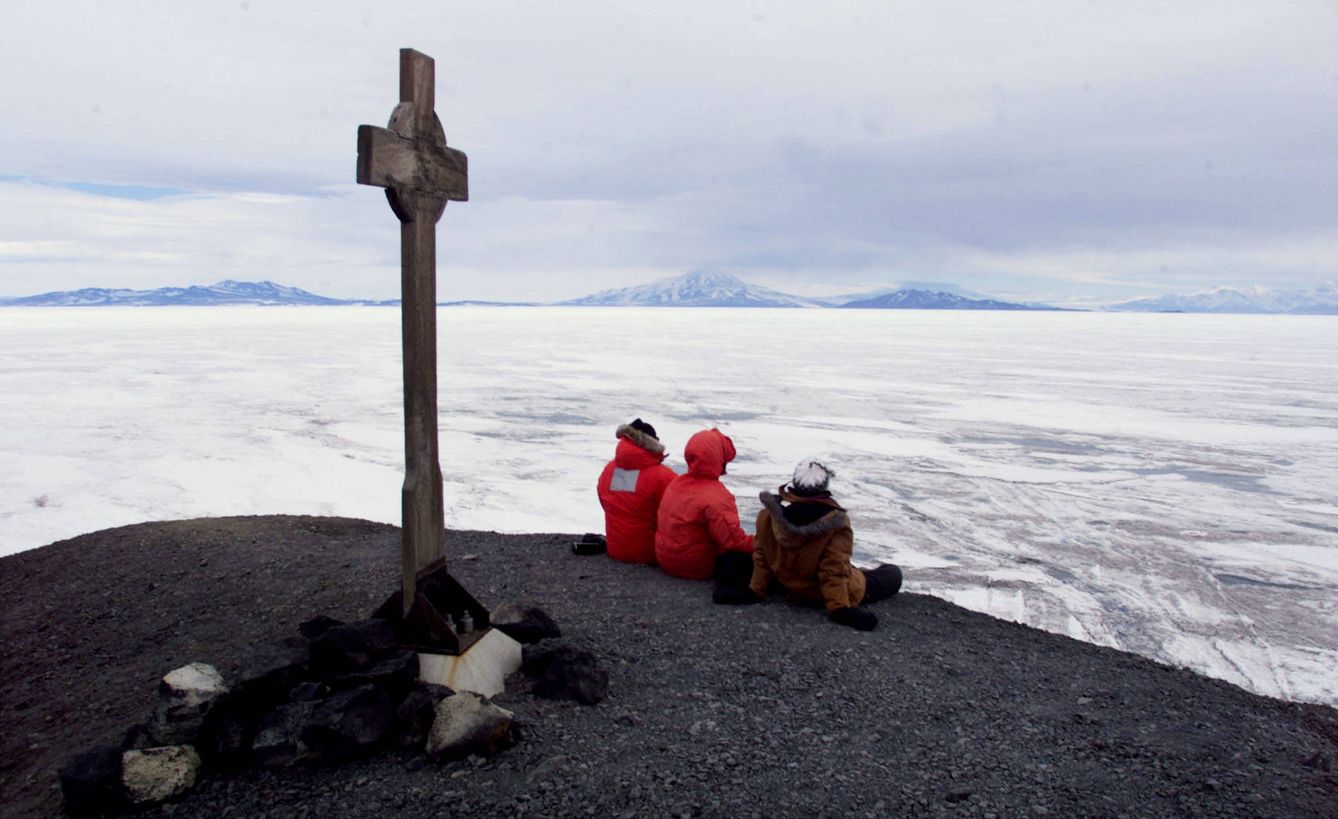 Científicos estadounidenses de la estación McMurdo observan el Mar de Ross, en la Antártida. (Reuters)