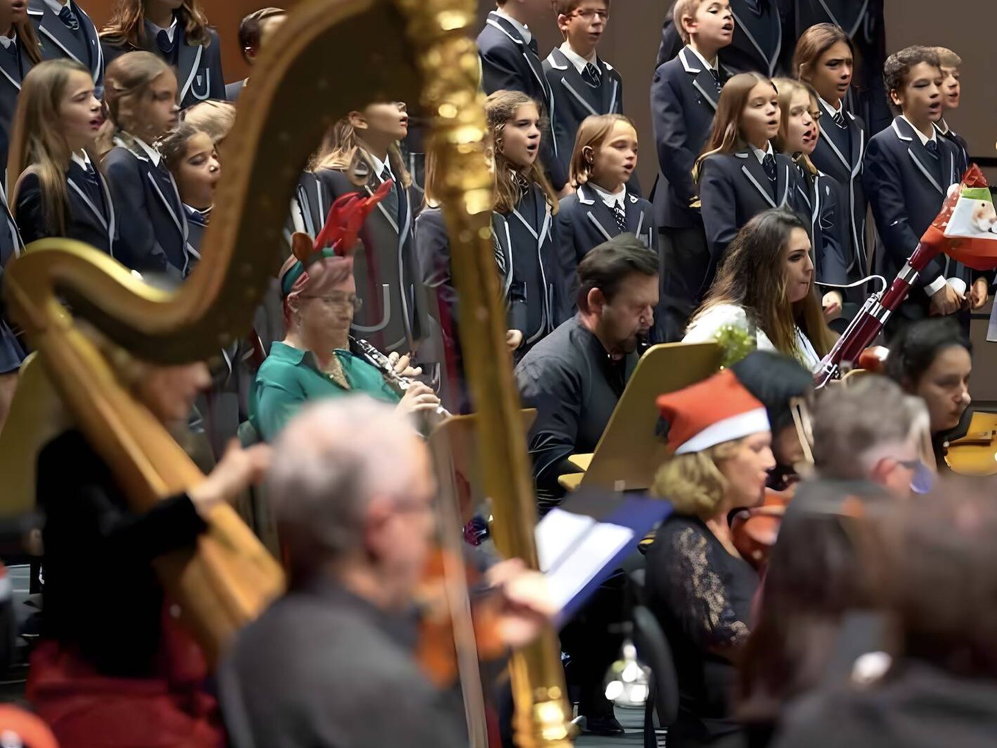 La orquesta sinfónica entona ritmos festivos en sus conciertos navideños estos días. (Cortesía)