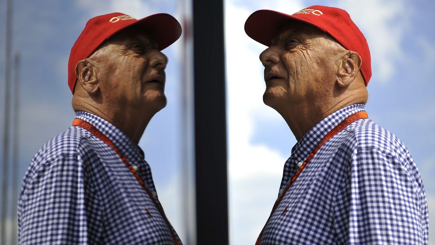 Niki Lauda con su mítica gorra roja. (EFE)