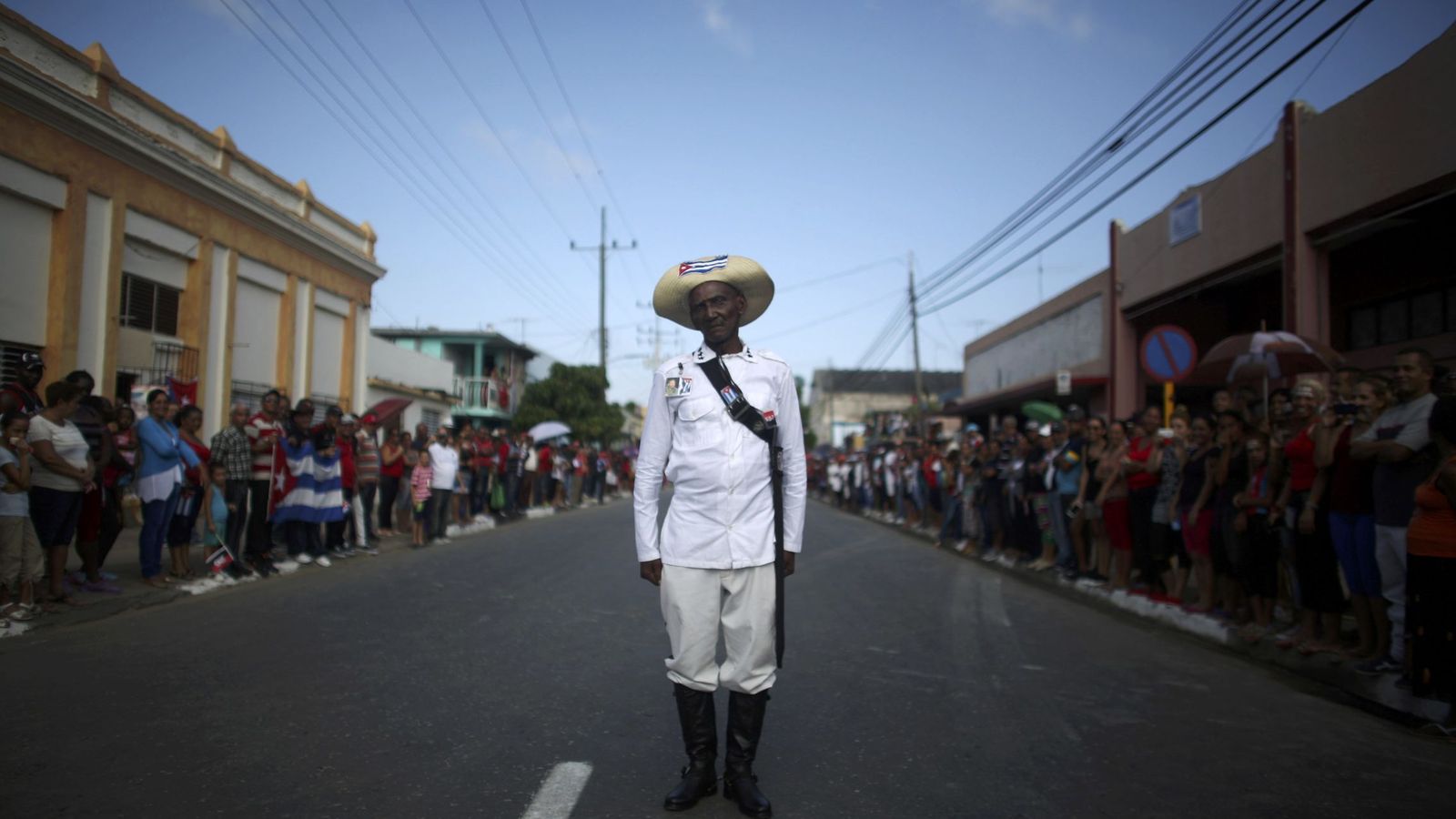 Foto: El anciano Mario Sala, vestido de combatiente mambí contra el colonialismo español, espera la llegada del convoy funerario de Fidel Castro en Palma Soriano, el 3 de diciembre de 2016 (Reuters)