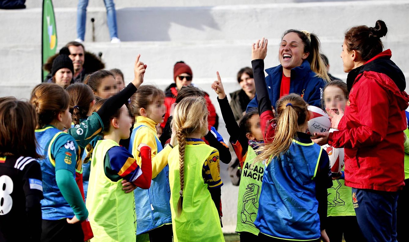Las jugadoras de la Selección española con un grupo de niñas. (Foto: Luis Luque)