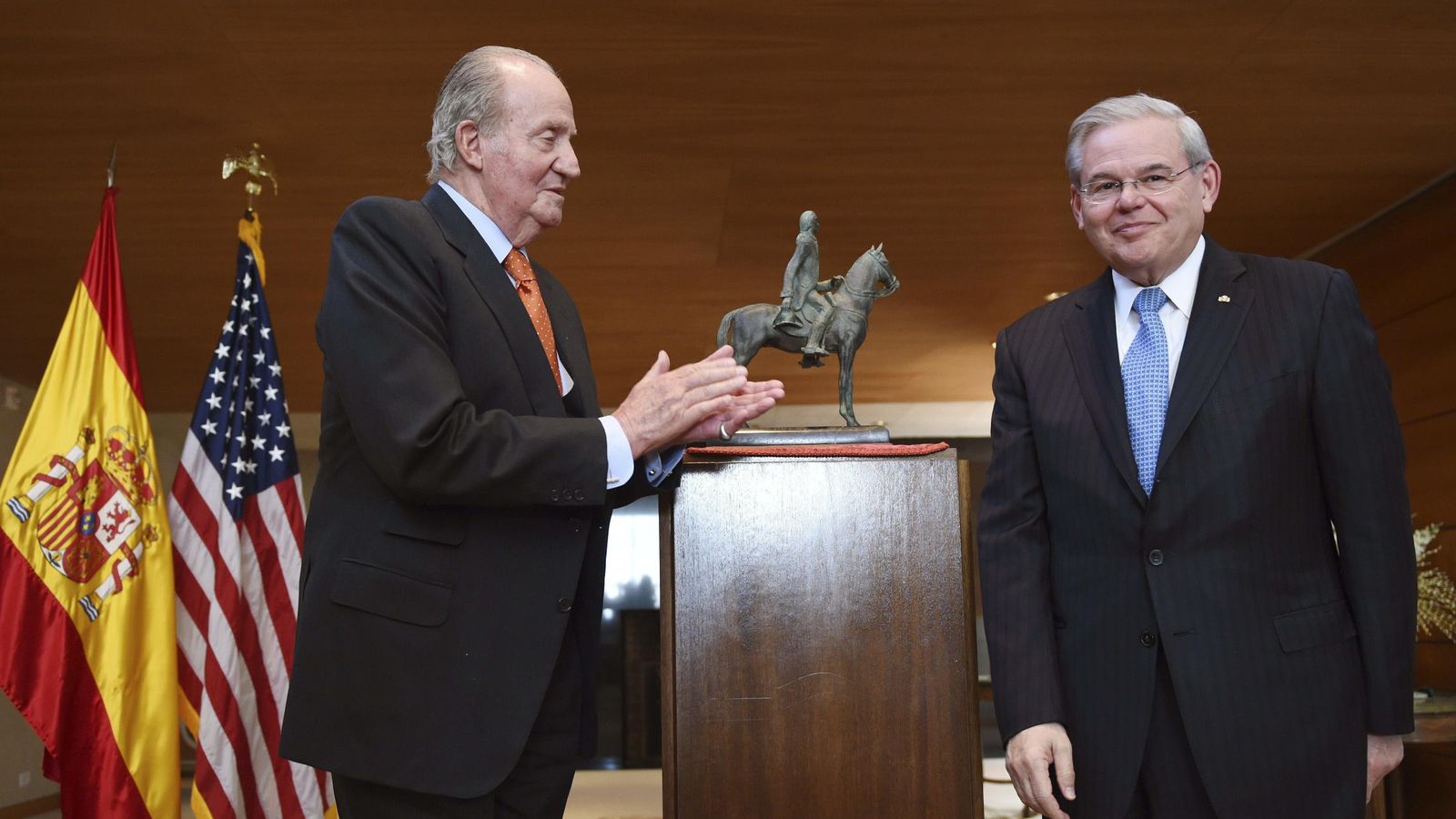 Foto: El Rey Juan Carlos entregando a Menéndez el premio Bernardo de Gálvez (Efe)