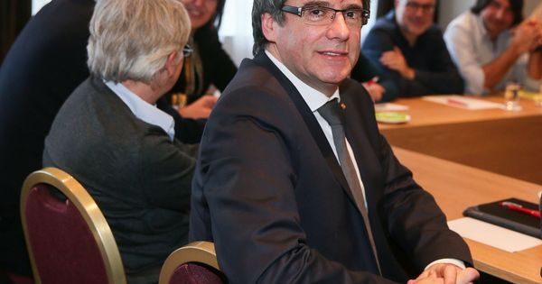 Foto: El expresidente de la Generalitat Carles Puigdemont se reúne con diputados de JxCAT en el President Park Hotel de Bruselas. (EFE)