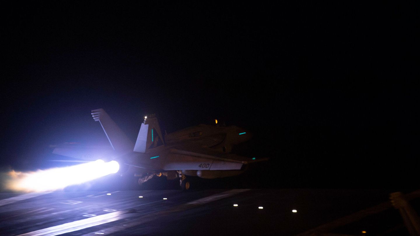 F-18 despegando de un portaaviones americano en el Mar Rojo.