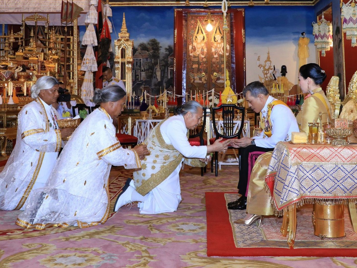 El rey de Tailandia acompañado de la reina Suthinda en una ceremonia religiosa antes de su coronación. (EFE)