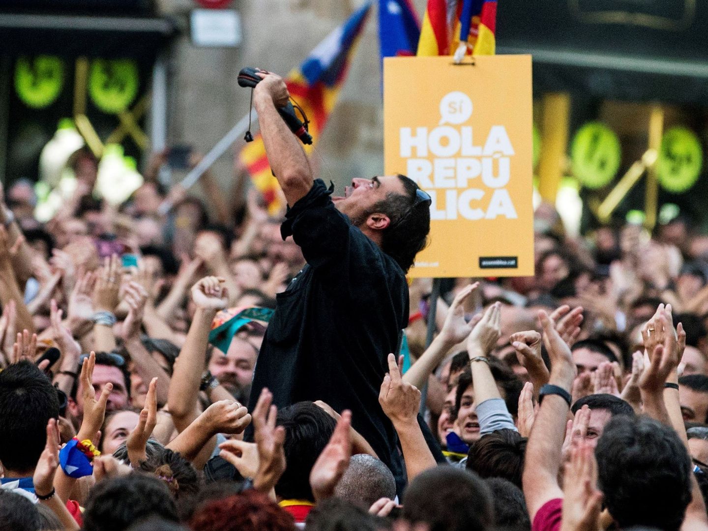 Manifestantes celebran la declaración de independencia unilateral de Cataluña. (EFE)