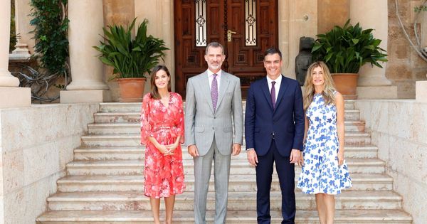 Foto: Los Reyes posan con el presidente del Gobierno, Pedro Sánchez, y su esposa, Begoña Gómez, en el Palacio de Marivent. (EFE)