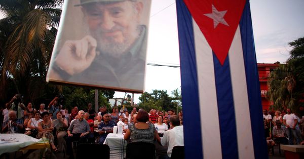 Foto: Ciudadanos cubanos asisten a una discusión política sobre el nuevo texto constitucional en una calle de La Habana, el 13 de agosto de 2018. (Reuters)