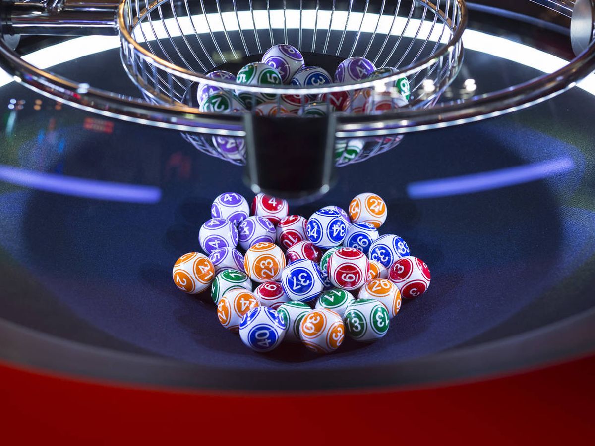 Foto: Bolas lotería máquina (iStock)