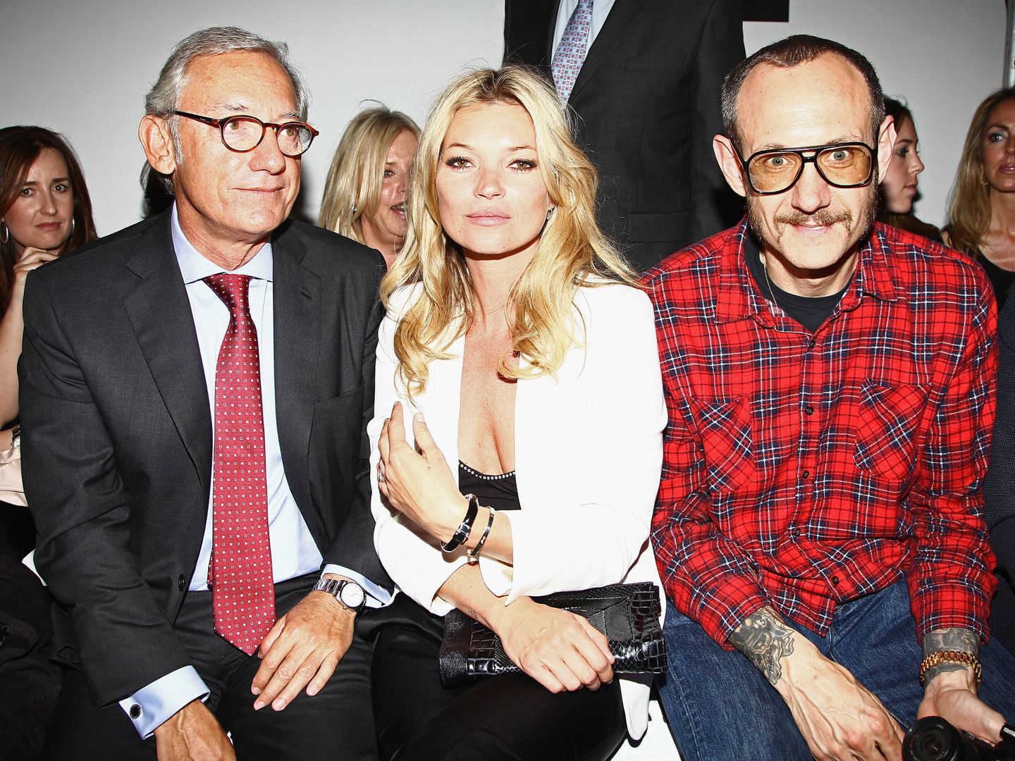 Isak Andic, con Kate Moss y Terry Richardson. (Getty)