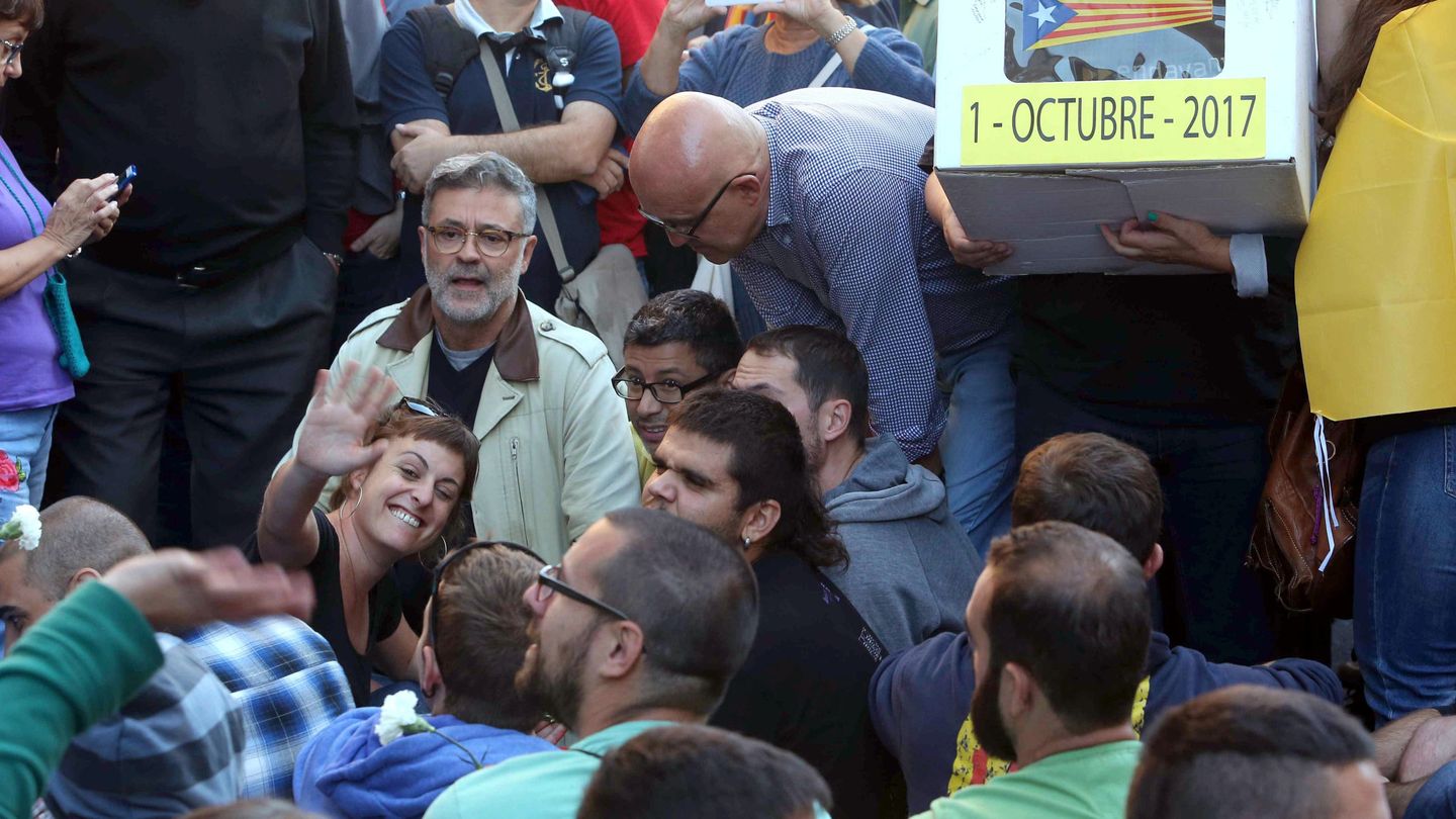 Carles Riera, entre los manifestantes concentrados contra las detenciones a miembros de la Generalitat. (EFE/Toni Albir)