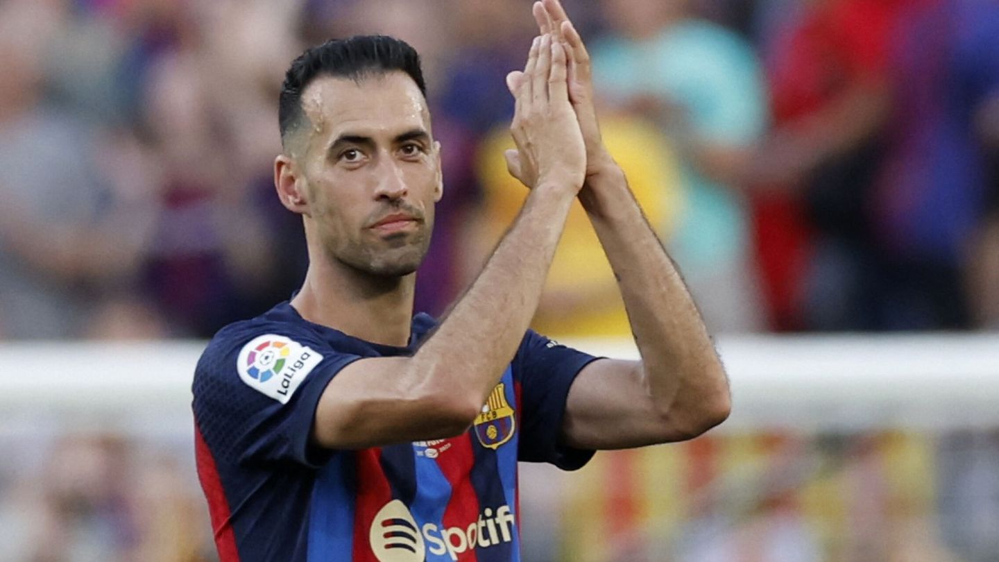 Sergio Busquets aplaude a la afición del Barcelona. (REUTERS/Albert Gea).