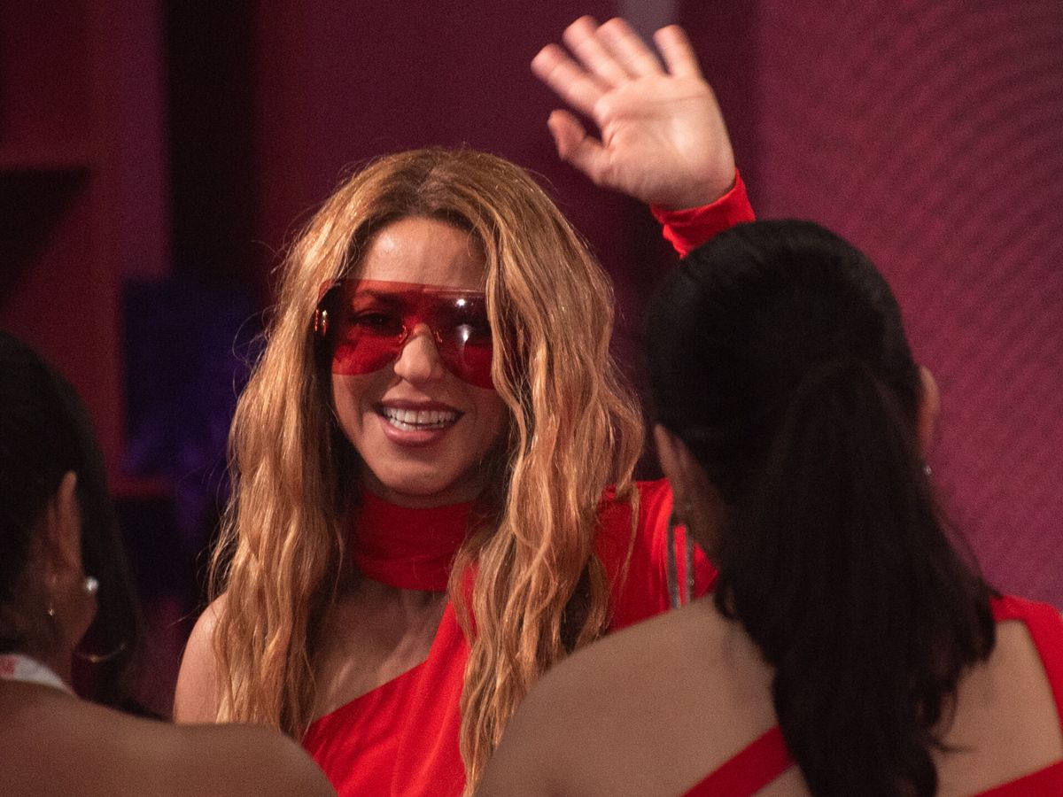 Foto: Shakira saluda a su llegada al Media Center de los Premios Juventud, en el Coliseo de Puerto Rico, en San Juan. (EFE/Enid M. Salgado)