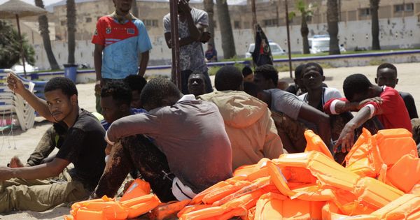 Foto: Inmigrantes de origen subsahariano, a su llegada a la playa de Melilla. (EFE)
