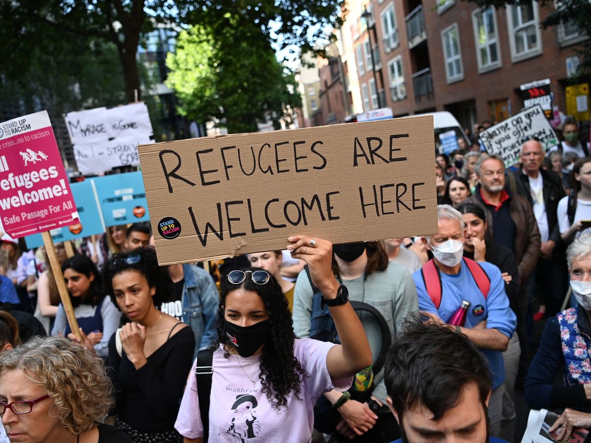Foto: Protesta contra las deportaciones de refugiados a Ruanda en Londres, el 13 de junio de 2022. (Andy Rain/EFE)