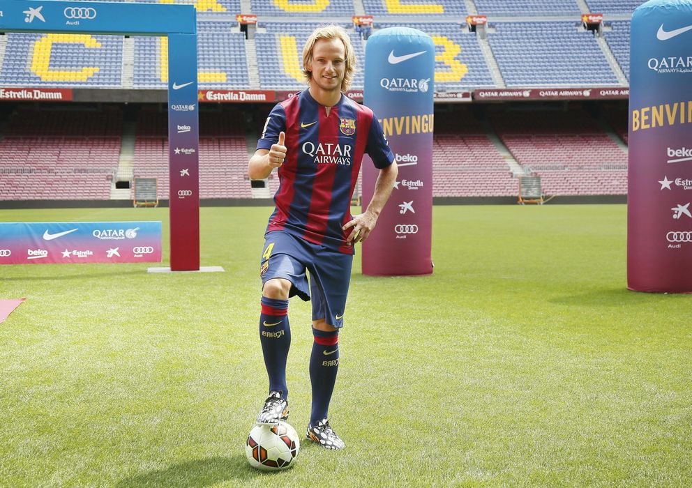 Foto: Ivan Rakitic posa con la camiseta del Barcelona (EFE)