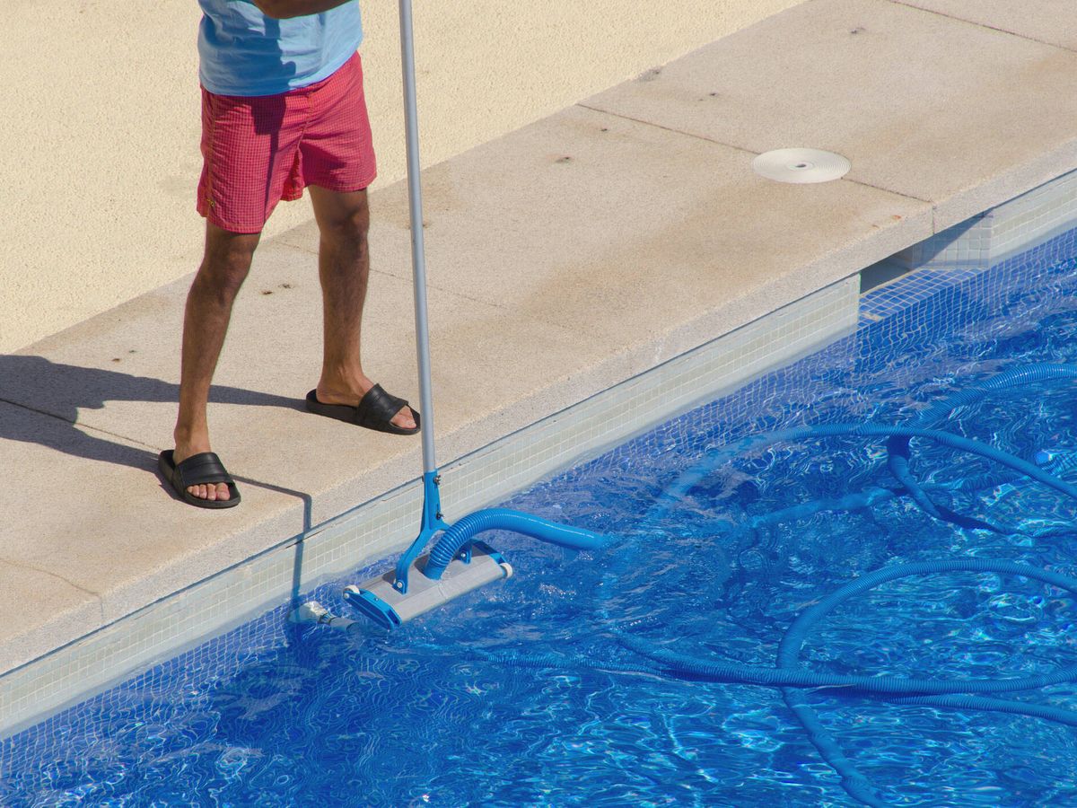 Foto: Cómo hacer tú mismo el mantenimiento de la piscina este verano (iStock)