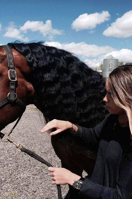 Daniela junto a un caballo en El Pardo. (Redes)