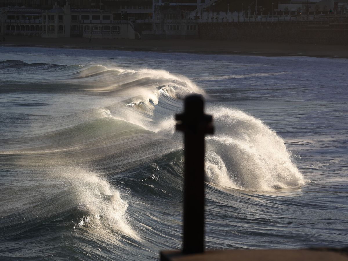 Foto: Una ola rompe en la playa de la Concha de San Sebastián. (EFE/Juan Herrero)