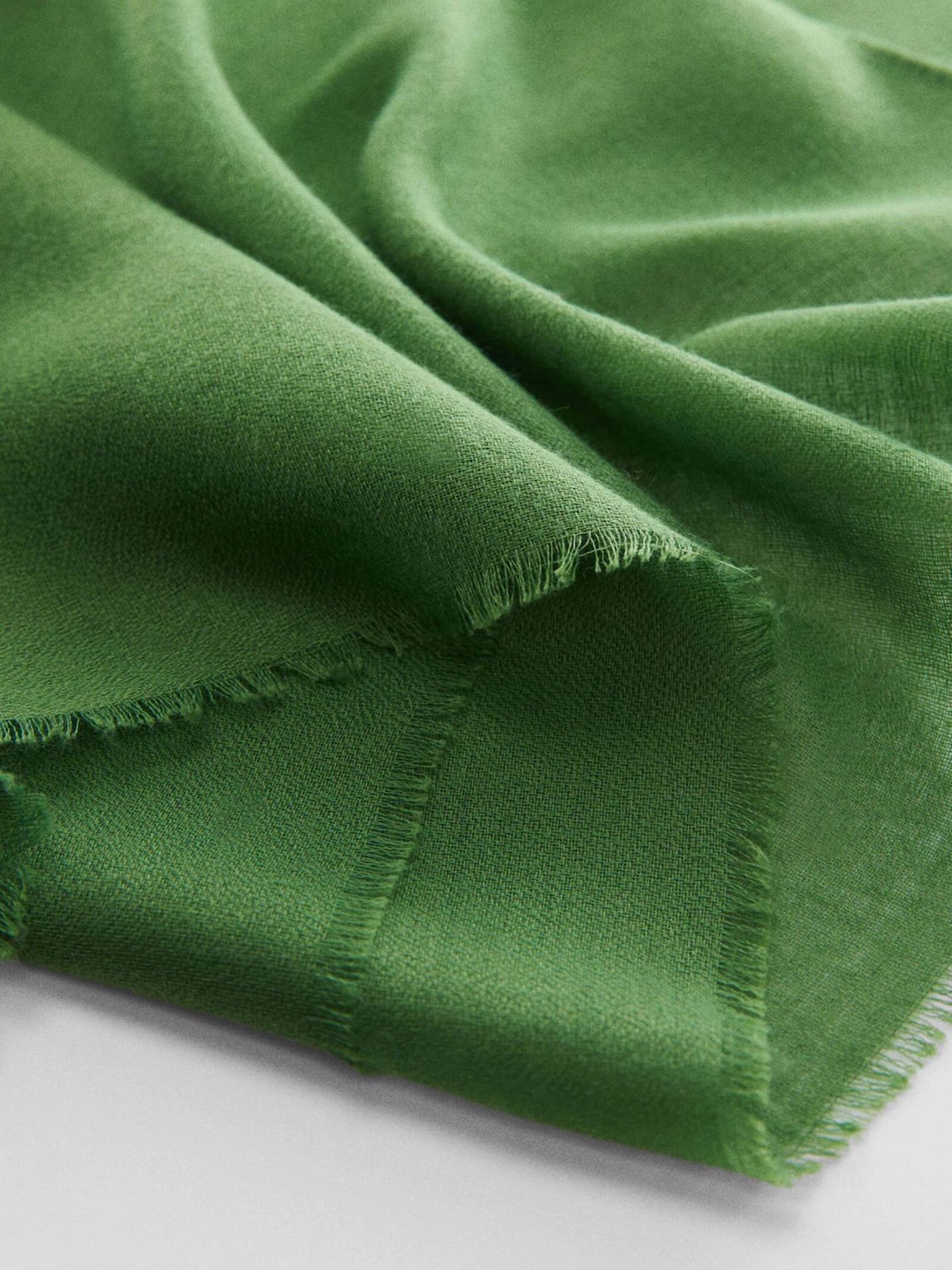 Súmate a la tendencia del verde con este pañuelo. (Cortesía/Mango)