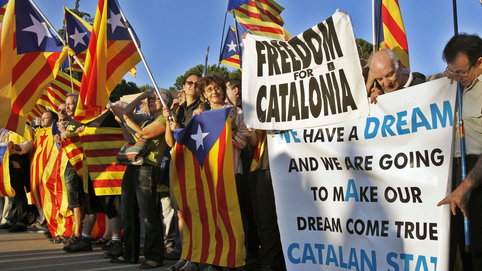 Foto: Partidarios de la independencia catalana, en Barcelona. (EFE)